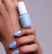 Main portant le flacon 6ml Vernis Be Green Azur. Réf. VGREE118